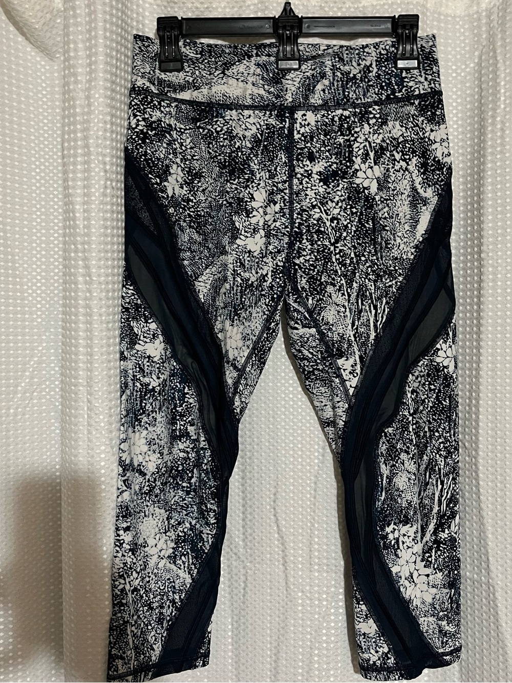 Black and White Printed Capri Leggings